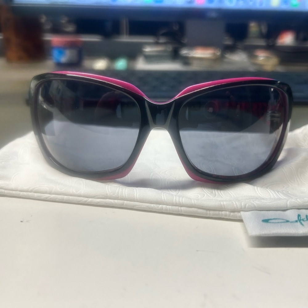 OAKLEY Script Sunglasses – Style 05963 – Women’s GUC